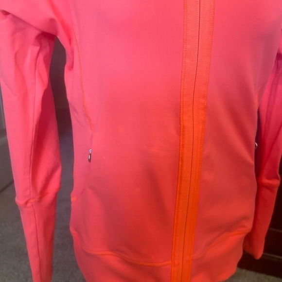 Lululemon size 6 jacket… never worn washed once- couple discolourations see dead - Picture 6 of 7